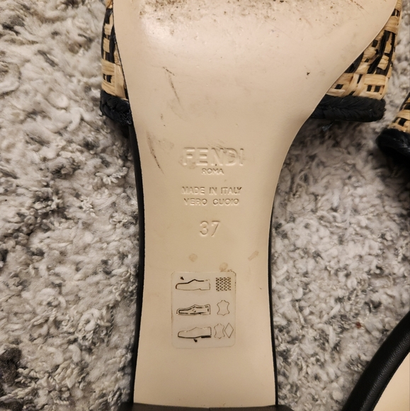 Fendi sandals with a block heel. - Picture 8 of 10